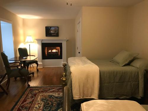 Кровать или кровати в номере Canemount Plantation Inn