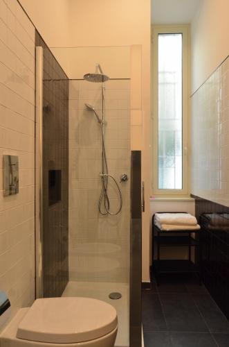 a bathroom with a shower and a toilet at Casa Roger in Naples