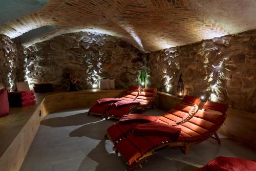 Cette chambre dispose d'une rangée de lits dans un mur en pierre. dans l'établissement HOF-SUITEN, à Waren