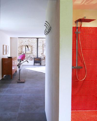 La salle de bains privative est pourvue d'une douche. dans l'établissement Les Rochers, à Cerisy-la-Forêt