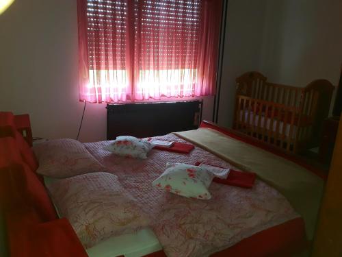 オグリンにあるApartman Lukaの枕が2つ置かれたベッドのある寝室