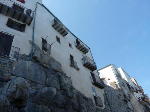 een gebouw aan de zijkant van een berg bij Casalmare in Cefalù