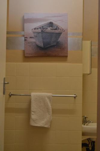 a bathroom with a painting of a boat on the wall at Kenhardt Hotel in Kenhardt