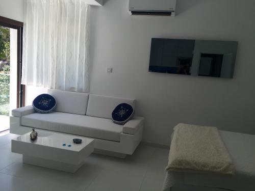Modern Seaview Beach Studio Limassol tesisinde bir oturma alanı