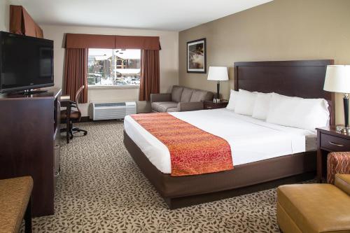 Ένα ή περισσότερα κρεβάτια σε δωμάτιο στο Gray Wolf Inn & Suites