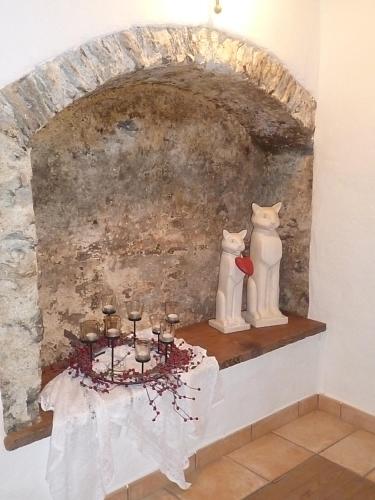 a table with two cats sitting on a wall at Landhaus Strickenmacher in Sillian