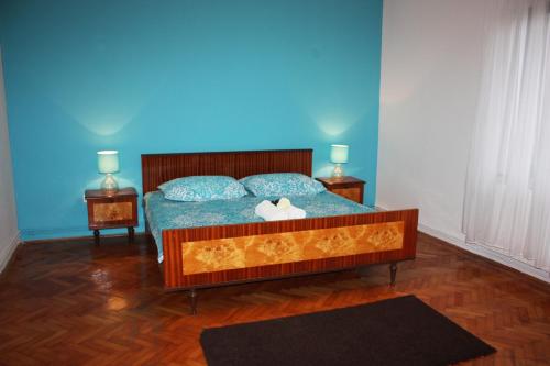 Schlafzimmer mit einem Bett mit blauer Wand in der Unterkunft Chocolate in Pula