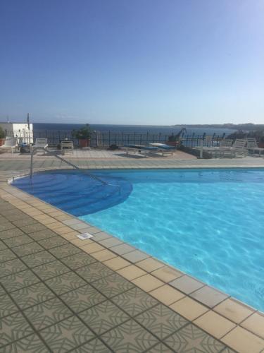 une grande piscine avec de l'eau bleue dans l'établissement Ocean Breeze San Agustin, à San Agustín