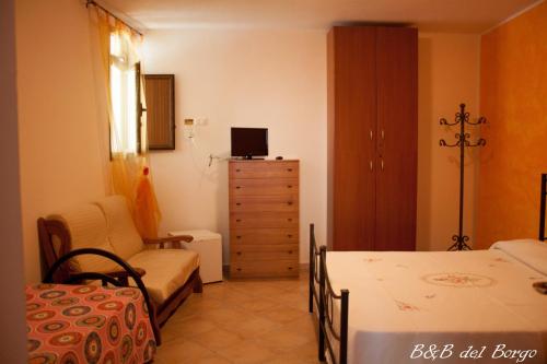 Ένα ή περισσότερα κρεβάτια σε δωμάτιο στο B&B del Borgo