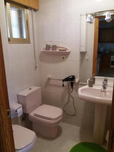 フィネストラットにあるMimosasのバスルーム(トイレ、洗面台付)
