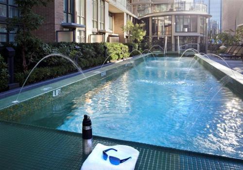 una gran piscina en medio de un edificio en L'Hermitage Hotel en Vancouver