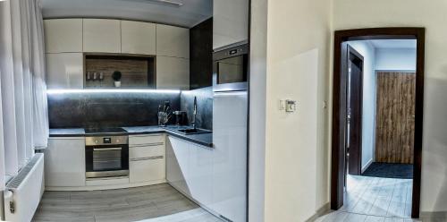 A kitchen or kitchenette at Apartment Centrum Luxury Mountain View
