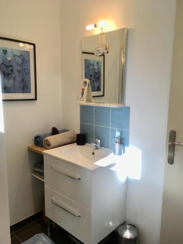 une salle de bain avec un lavabo et un miroir dans l'établissement Escale sous les pins, à Salles