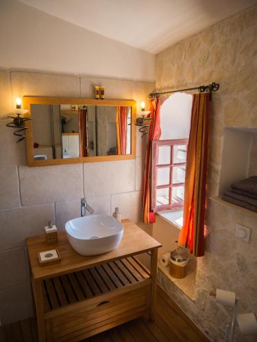 une salle de bain avec un lavabo et un miroir dans l'établissement Eze Monaco middle of old town of Eze Vieux Village Romantic Hideaway with spectacular sea view, à Èze