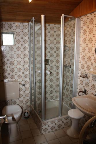 Un baño de Gästehaus Ziemons