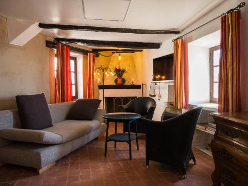 een woonkamer met een bank en een tafel bij Eze Monaco middle of old town of Eze Vieux Village Romantic Hideaway with spectacular sea view in Èze