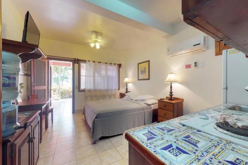 uma cozinha e um quarto com uma cama num quarto em Caribe Island Studio #2 em Cidade de Belize
