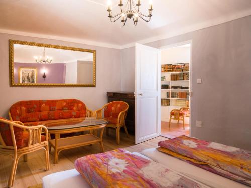 un salon avec un canapé et une table dans l'établissement Eze Monaco middle of old town of Eze Vieux Village Romantic Hideaway with spectacular sea view, à Èze