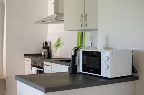 a microwave oven sitting on a counter in a kitchen at Sanosueno 1 in Sonthofen