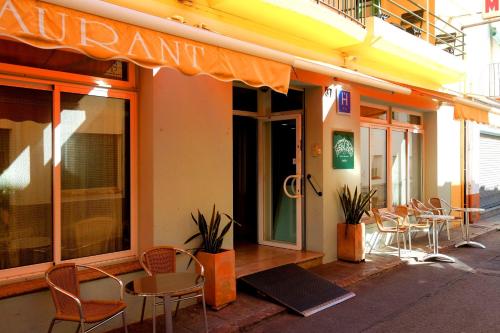 Reštaurácia alebo iné gastronomické zariadenie v ubytovaní Hostal ROM Familiar