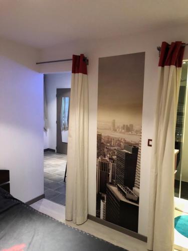 een kamer met een raam met uitzicht op de stad bij Lulu Philippe in Saint-Étienne