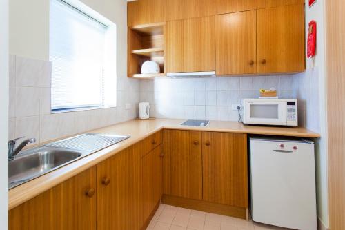 Una cocina o zona de cocina en Kings Park Motel
