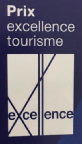 a sign with the wordsprk excellenceuranceuranceurance at Gîte Vita Bella B&B in Saint Adolphe D'Howard