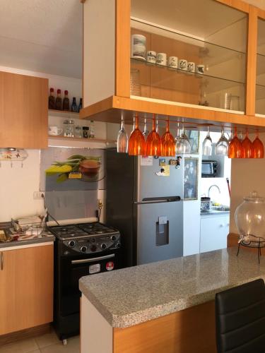 una cucina con fornelli e frigorifero di Departamento Libertad a La Serena