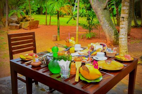 una mesa de madera con comida encima en Selnara Private Luxury Villa and Ayurveda Spa, en Bentota