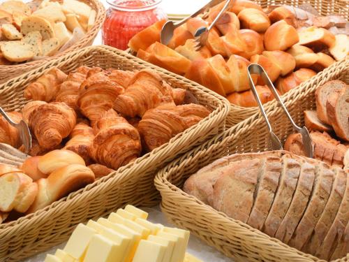 大鰐町にある青森ワイナリーホテル のパンの種類が豊富なかご