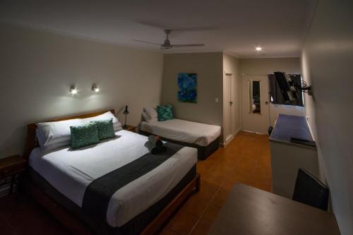 Ένα ή περισσότερα κρεβάτια σε δωμάτιο στο Birch Motel Bowen Previously Known as Bowen Arrow Motel