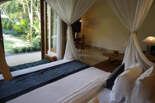Una cama o camas en una habitación de Sapodilla Ubud
