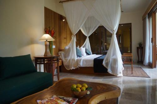 Una cama o camas en una habitación de Sapodilla Ubud