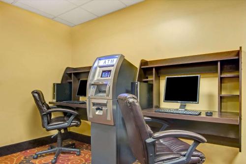 Super 8 by Wyndham Stamford/New York City Area