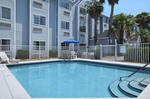 Kolam renang di atau dekat dengan Microtel Inn & Suites by Wyndham Palm Coast I-95