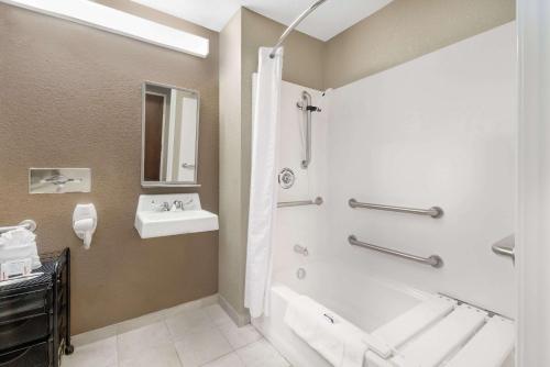 A bathroom at Microtel Inn & Suites by Wyndham Williston