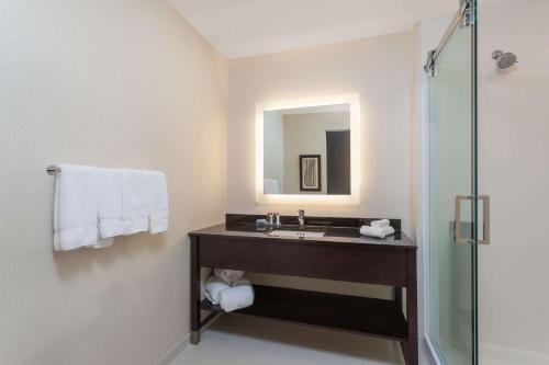 Un baño de Wingate by Wyndham Altoona Downtown/Medical Center