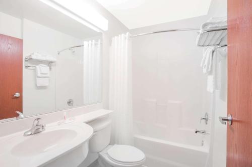 Koupelna v ubytování Microtel Inn and Suites Gassaway