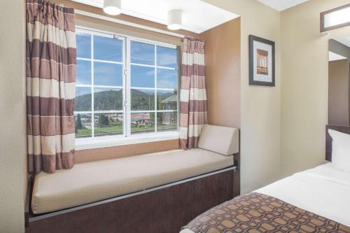 Postelja oz. postelje v sobi nastanitve Microtel Inn & Suites by Wyndham Franklin
