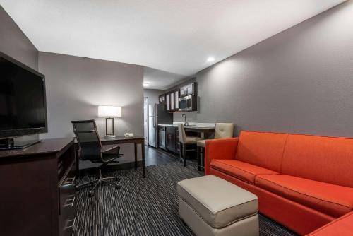 a living room with a couch and a desk with a computer at Hawthorn Extended Stay by Wyndham Columbus West in Columbus