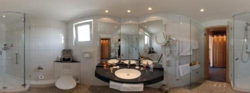 y baño grande con lavabo grande y ducha. en Gästehaus Schlegel, en Stetten