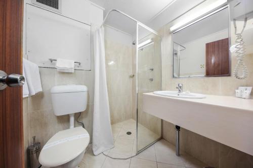 Belconnen Way Hotel & Serviced Apartments tesisinde bir banyo