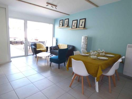 une salle à manger avec une table et des chaises dans l'établissement Location Fantaisie Ondres, à Ondres