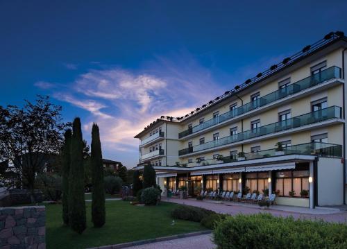 duży biały budynek z mnóstwem okien w obiekcie Atlantic Terme Natural Spa & Hotel w mieście Abano Terme