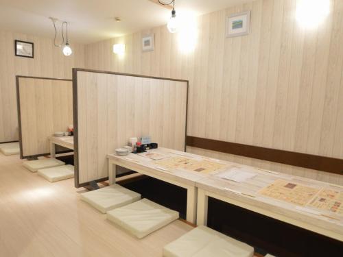千岁千岁第一酒店的发廊里的一排摊位