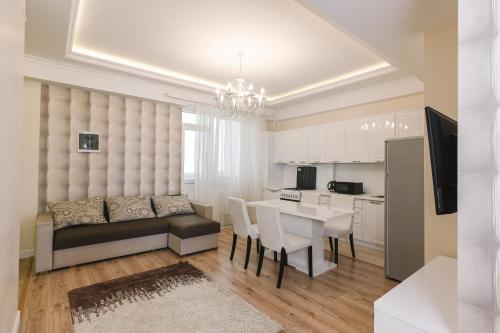 キシナウにあるThe Base Apartmentsのソファとテーブルのあるリビングルーム