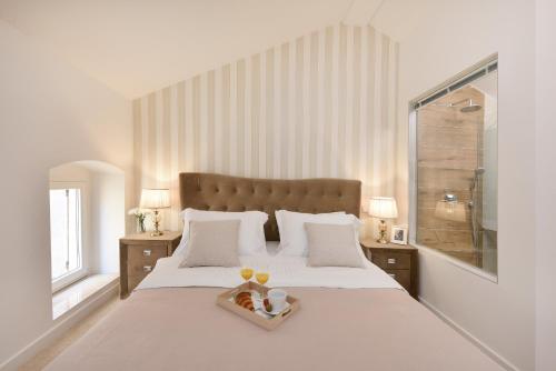ein Schlafzimmer mit einem Bett und einem Tablett mit Essen drauf in der Unterkunft Harvey's luxury rooms in Zadar