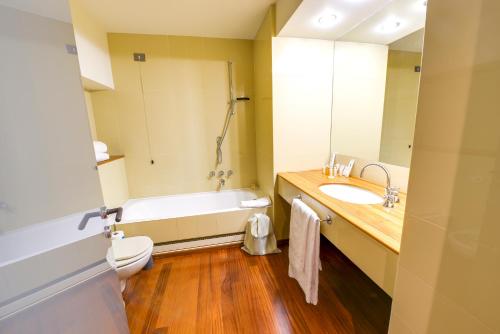 ミラノにあるSweet Inn -Romagnosiのバスルーム(バスタブ、トイレ、シンク付)