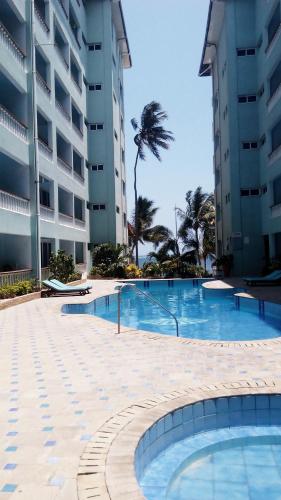Piscina a Sunny Beachfront Studio o a prop