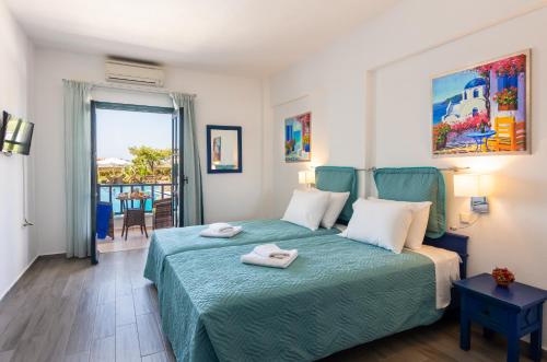 ein Schlafzimmer mit einem Bett, auf dem zwei Handtücher liegen in der Unterkunft Villa Chantaloukas in Kokkíni Khánion